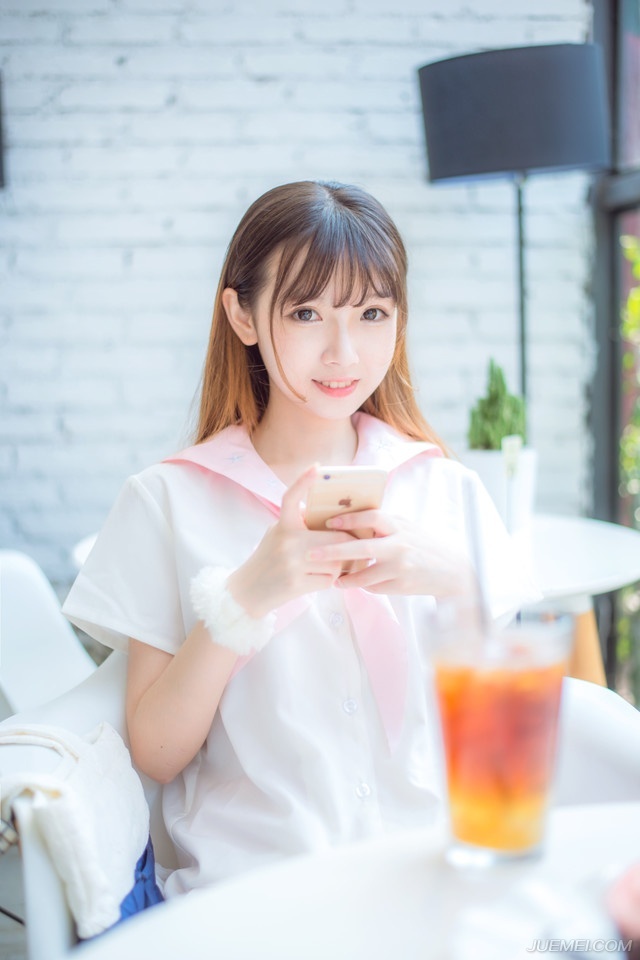 “不会。”小乔摇了摇头，眼中的茫然之色更浓：“妾身也不知道。”